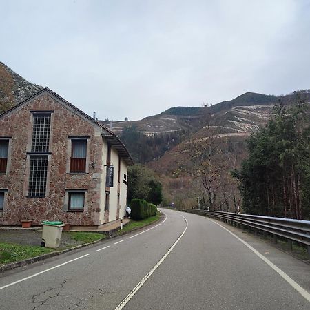 La Salmonera Cangas De Onis Caño Exterior foto